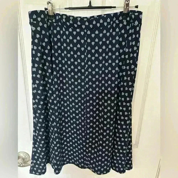 Gilli flowy navy and white patterned skirt. Size XXL. Like new. - Picture 2 of 5